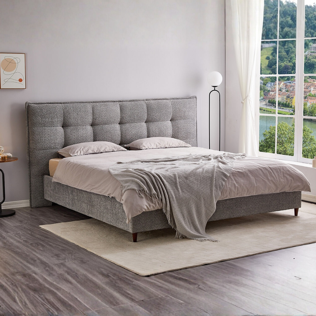 Lit king Grylon en tissu bouclé gris avec tête de lit capitonnée et plateforme