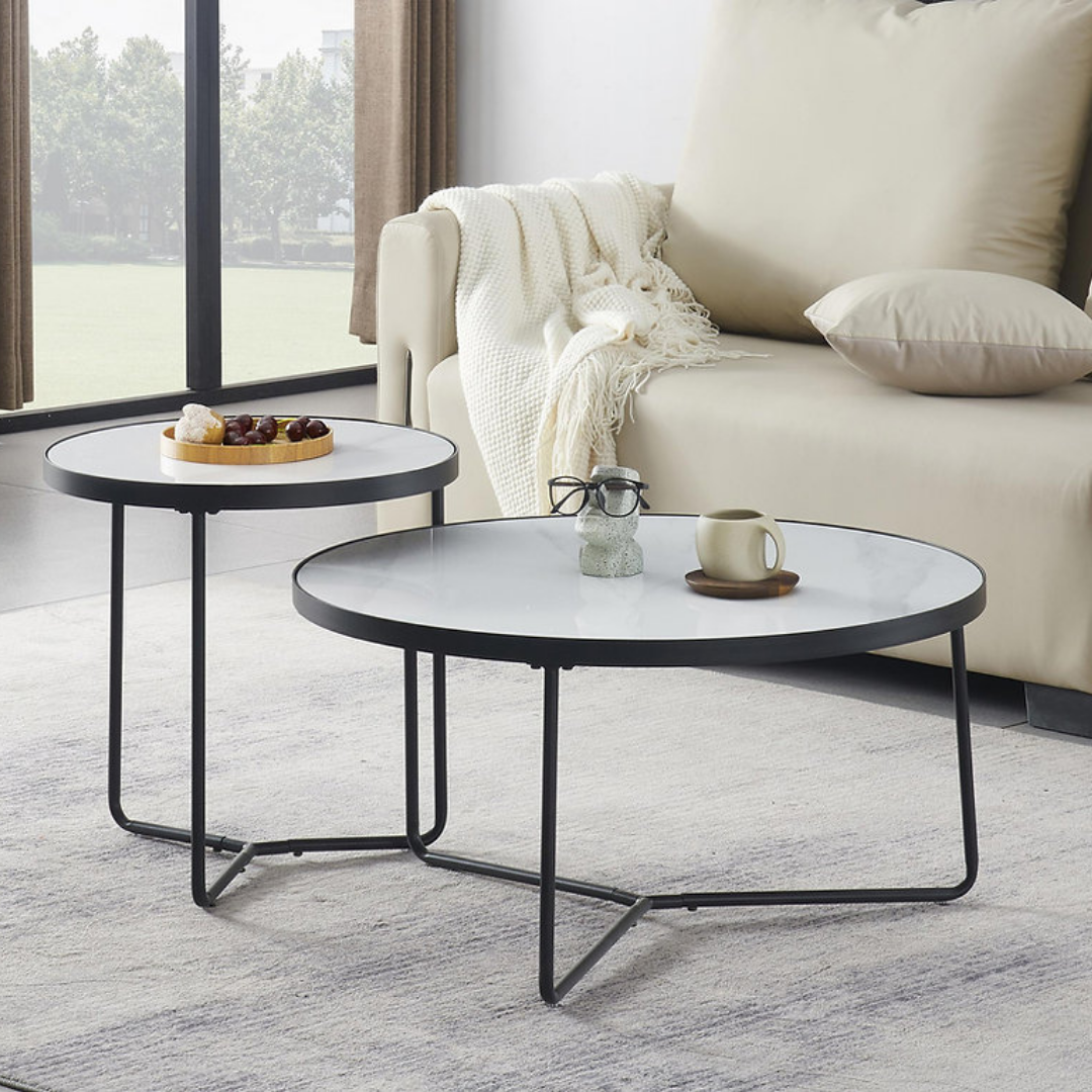 Ensemble de 2 tables basses rondes gigognes Salla en pierre frittée blanc avec base acier noir