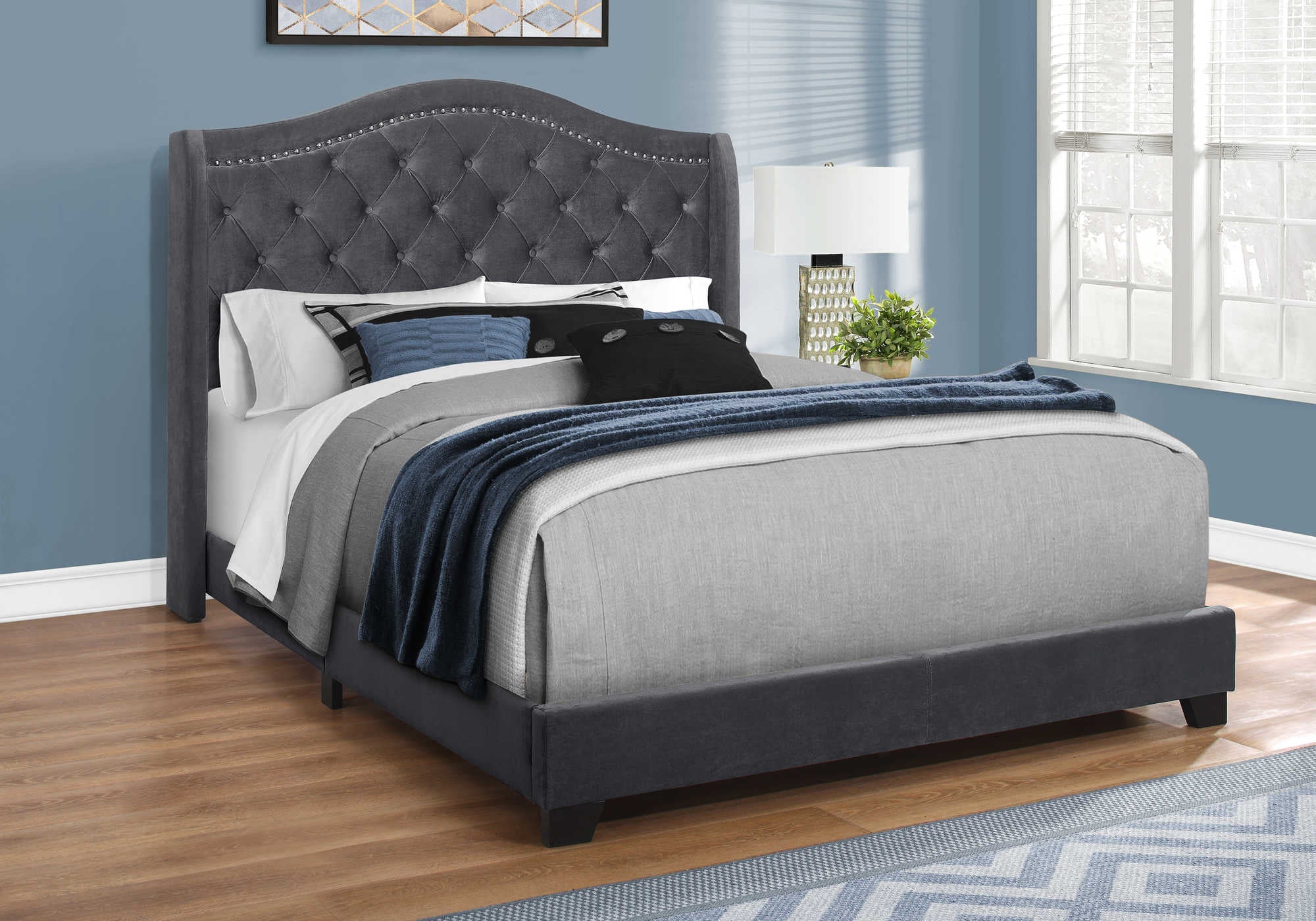 Lit Queen – Lit en velours gris foncé avec garniture chromée I 5968Q