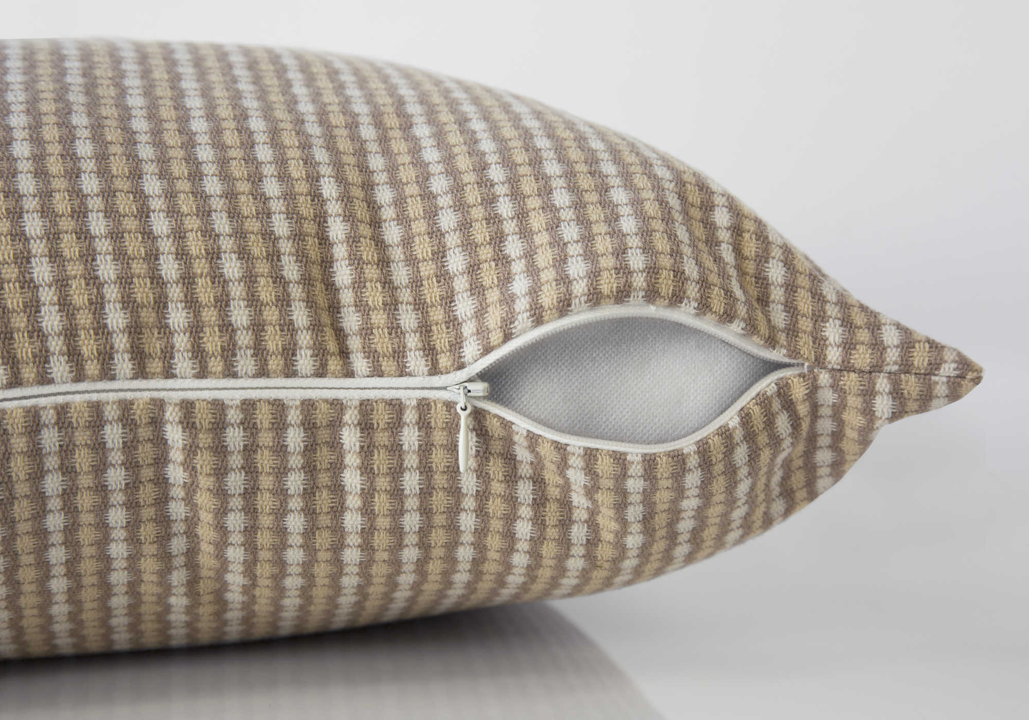 COUSSIN – 45,7 x 45,7 cm / TAUPE CLAIR / TAUPE FONCÉ À POIS ABSTRAITS / LOT DE 2 N° I 9229