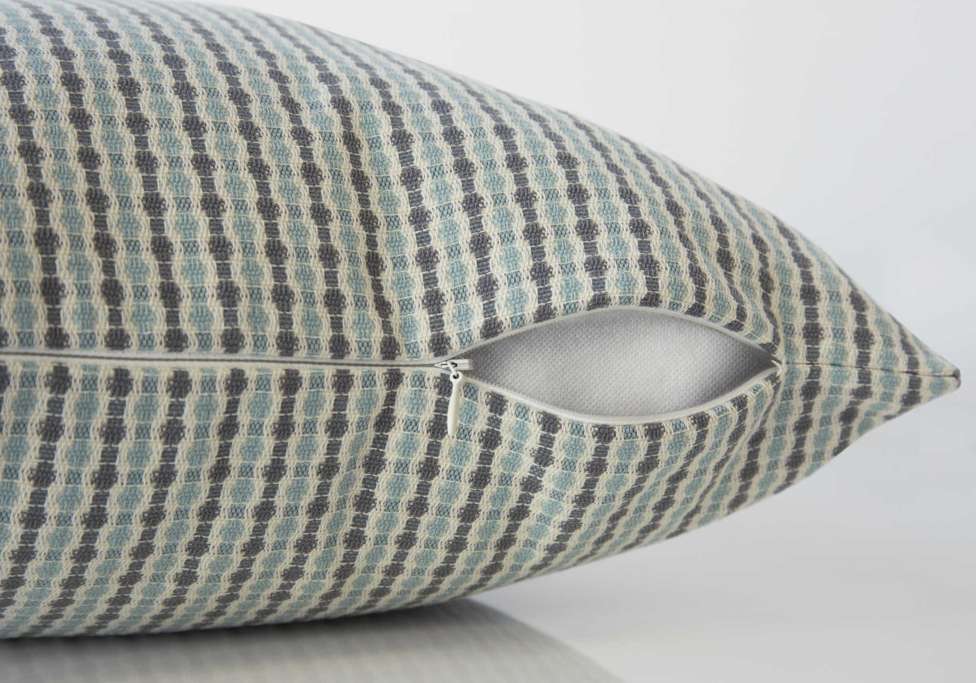 COUSSIN – 45,7 cm x 45,7 cm / BLEU CLAIR / MOTIFS ABSTRAITS GRIS / 2 PIÈCES # I 9231