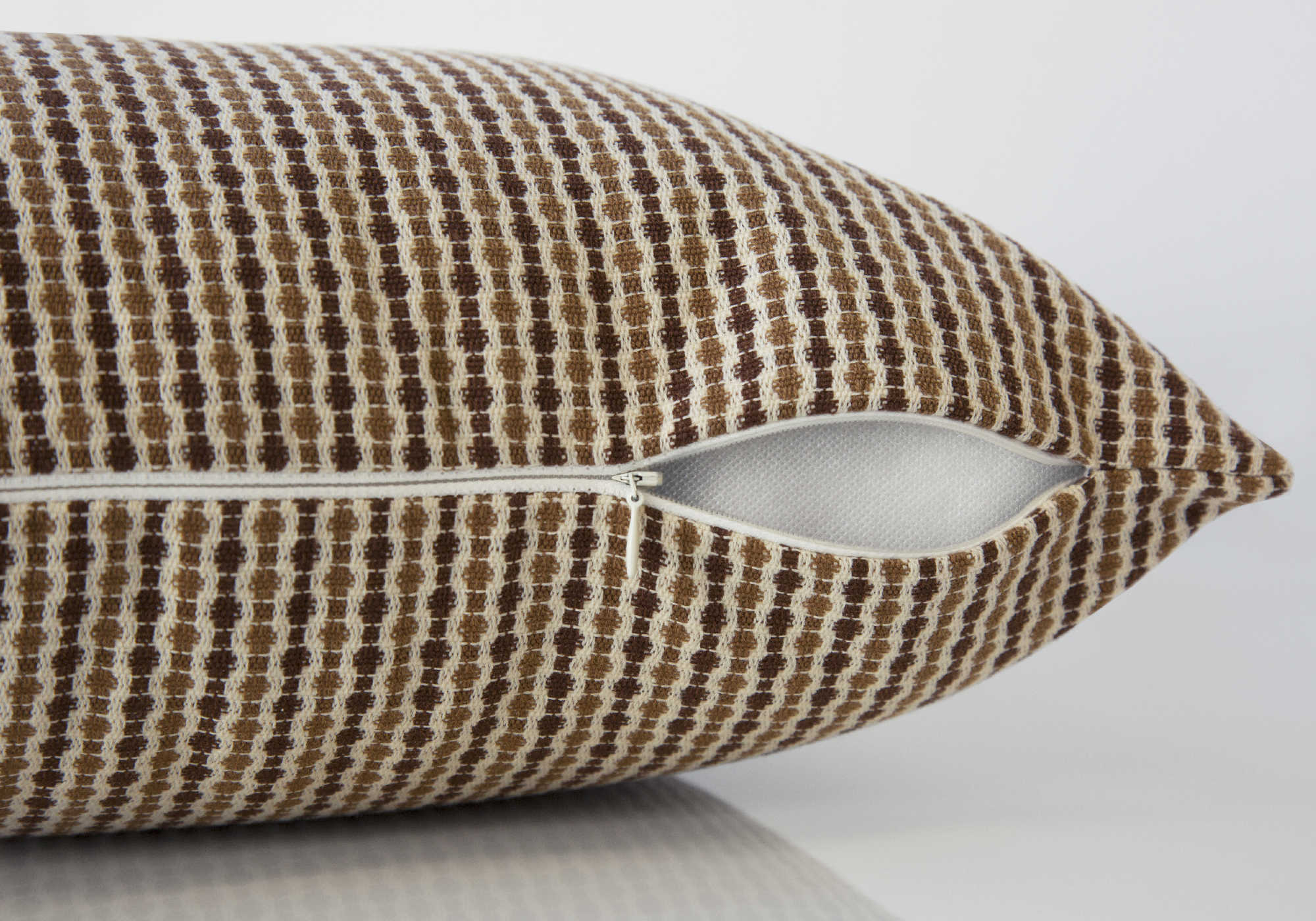 COUSSIN – 45,7 x 45,7 cm / MARRON CLAIR / MARRON FONCÉ À POIS / LOT DE 2 N° I 9239