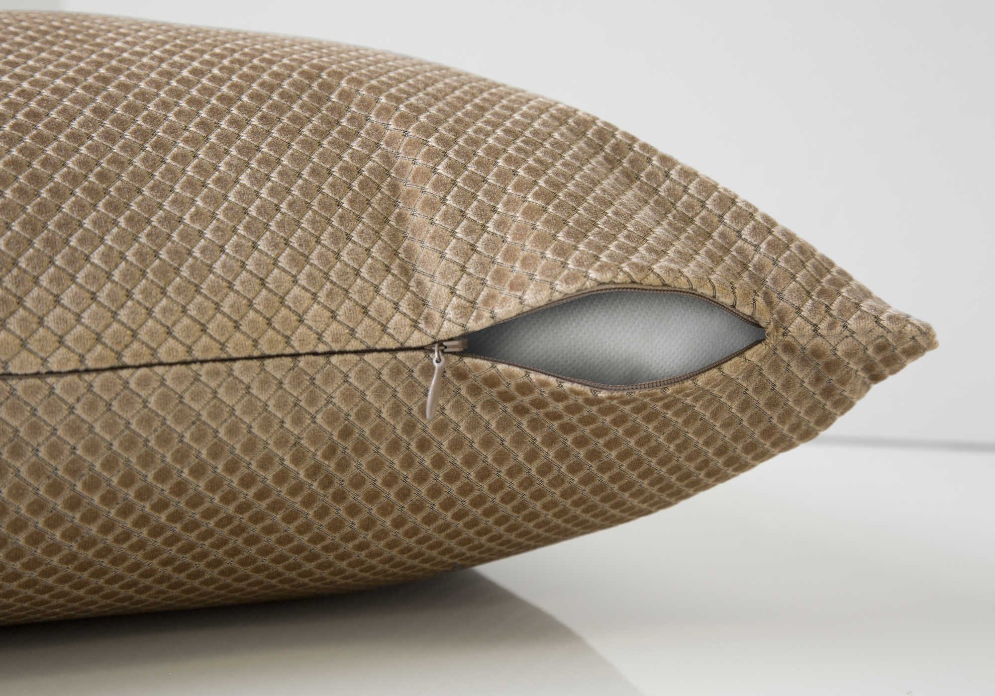 OREILLER – 45,7 cm x 45,7 cm / VELOURS BEIGE À MOTIFS DIAMANTS / 1 PIÈCE # I 9310