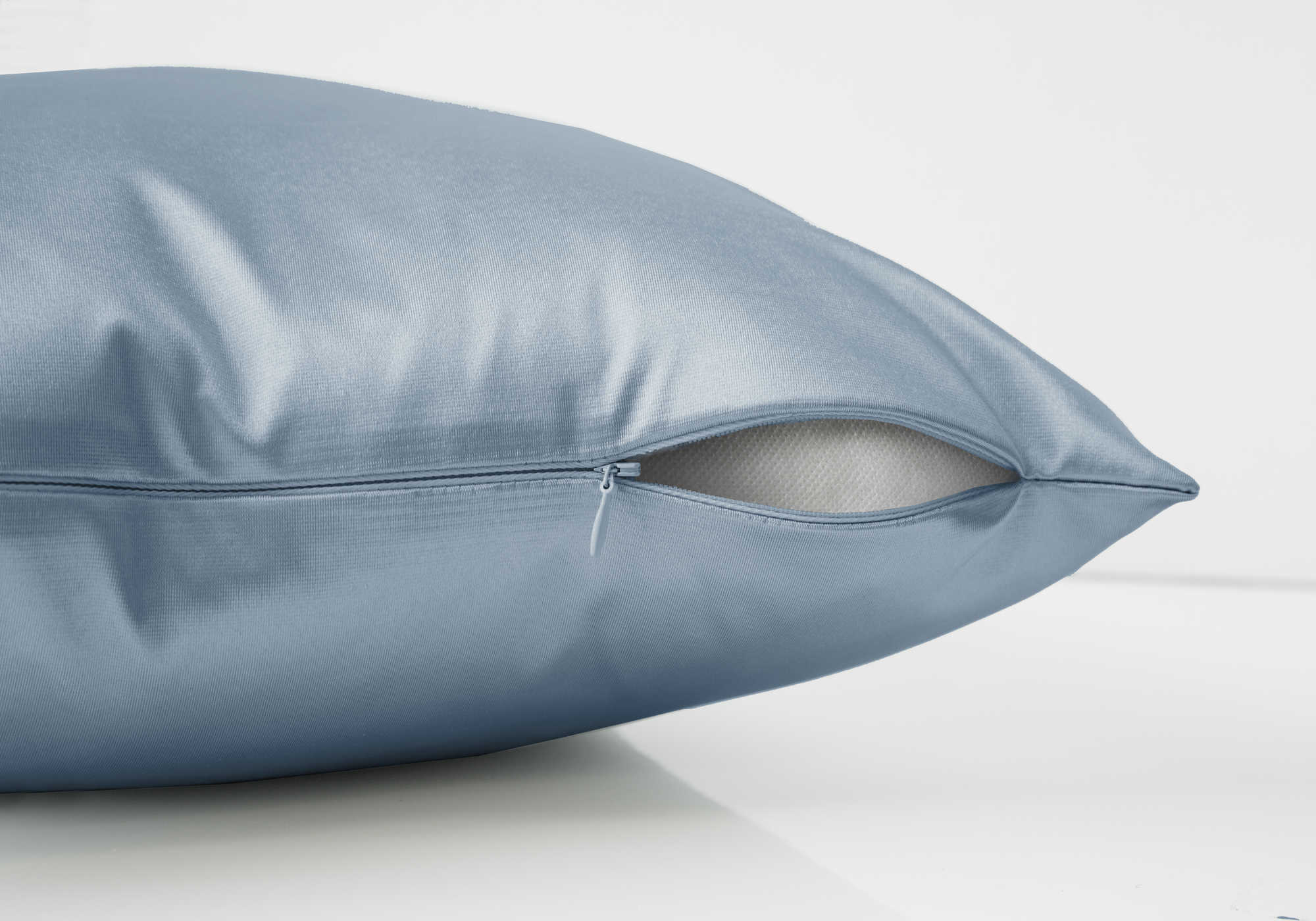 Ensemble 2 coussins décoratifs satin bleu pâle 18 po hypoallergéniques lavables – Bonito Montréal