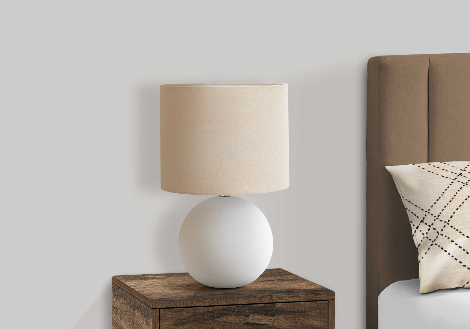 LUMINAIRES – LAMPE DE TABLE 40,6 cm (16 po) DE H, CÉRAMIQUE CRÈME / ABAT-JOUR BEIGE N° I 9632