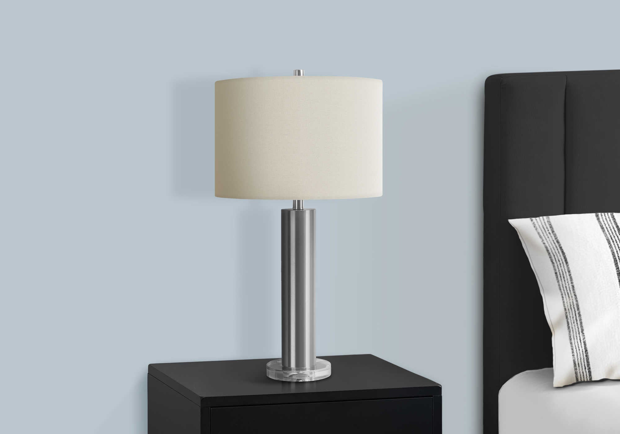 LUMINAIRES – LAMPE DE TABLE 71 CM (28 po) DE H, MÉTAL NICKEL / ABAT-JOUR IVOIRE N° I 9657