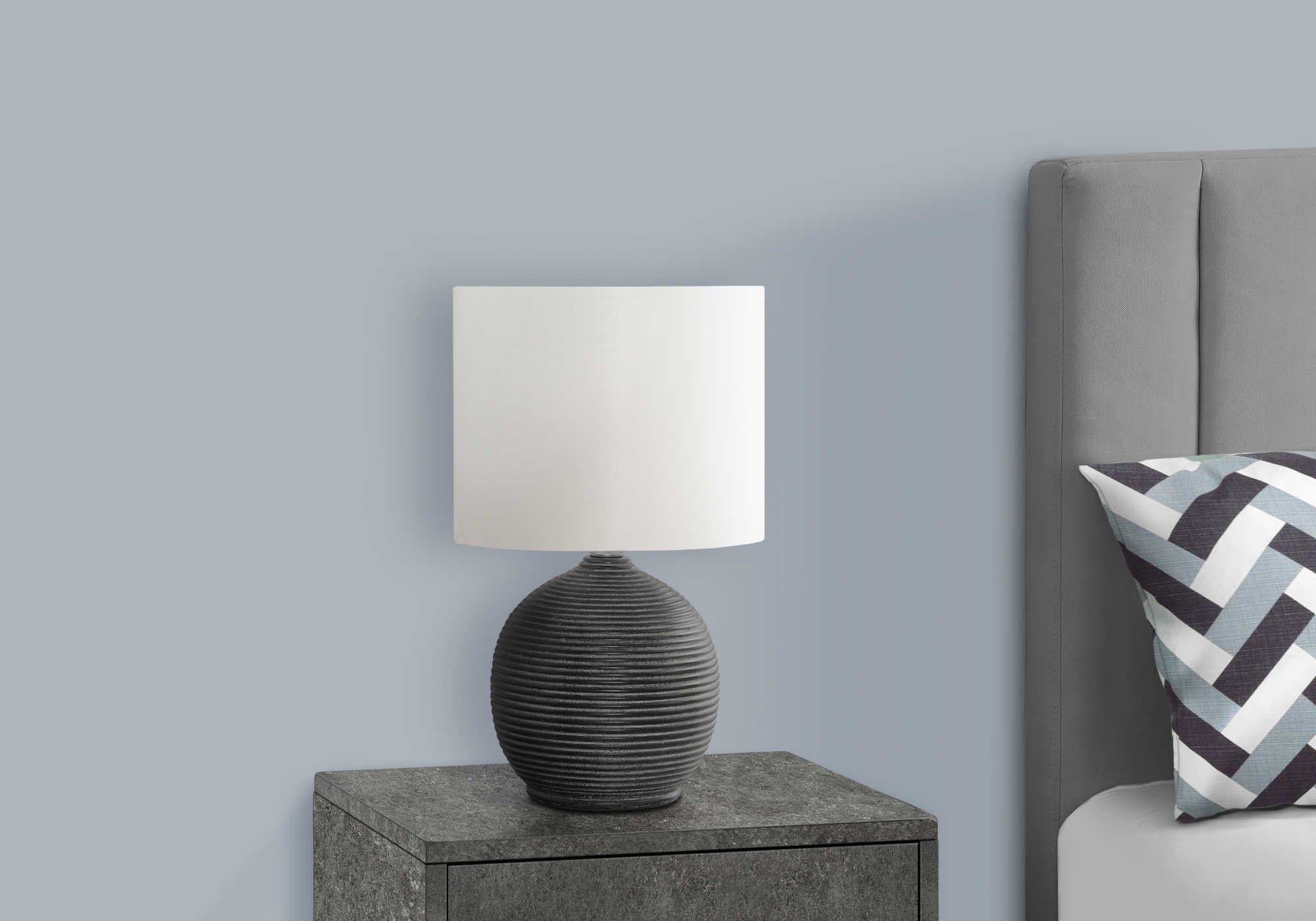 LUMINAIRES – LAMPE DE TABLE 40,6 cm (16 po) DE H, RÉSINE NOIRE / ABAT-JOUR IVOIRE N° I 9764