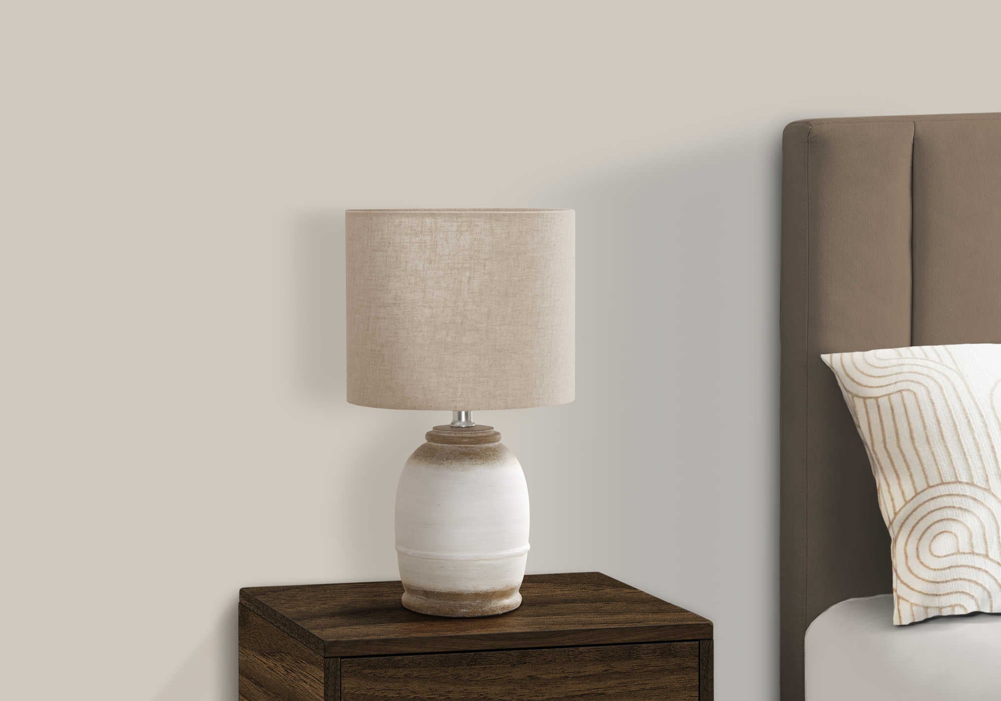 LUMINAIRES – LAMPE DE TABLE 40,6 cm (16 po) DE H, RÉSINE CRÈME / ABAT-JOUR BEIGE N° I 9765