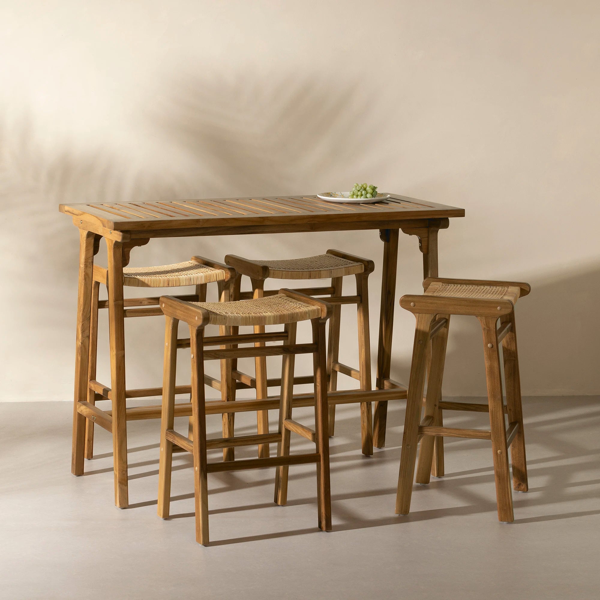 Table de bar en teck et ensemble de 4 tabourets de bar en rotin - Agave