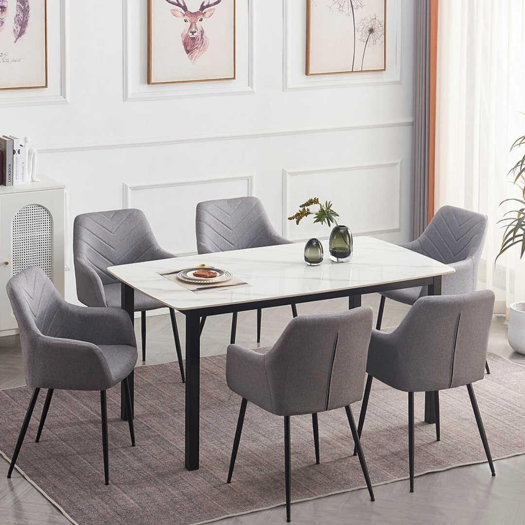 Ensemble salle à manger Novo avec table en pierre frittée look marbre blanc et chaises tissu gris