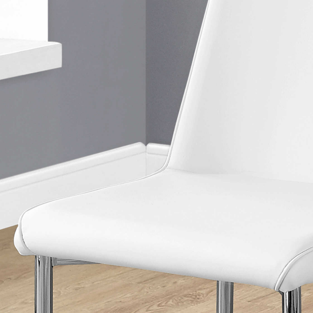 Aeria – Lot de 2 – Chaises de salle à manger aspect cuir – Blanc / Chrome
