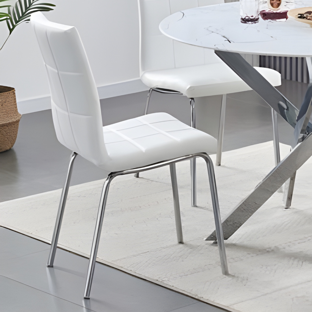 Beaumont – Ensemble de salle à manger – Plateau en verre effet marbre / Chaises blanches en polyuréthane