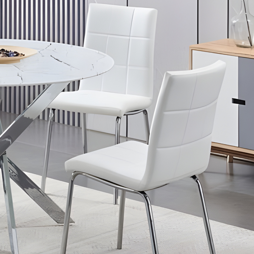 Beaumont – Ensemble de salle à manger – Plateau en verre effet marbre / Chaises blanches en polyuréthane