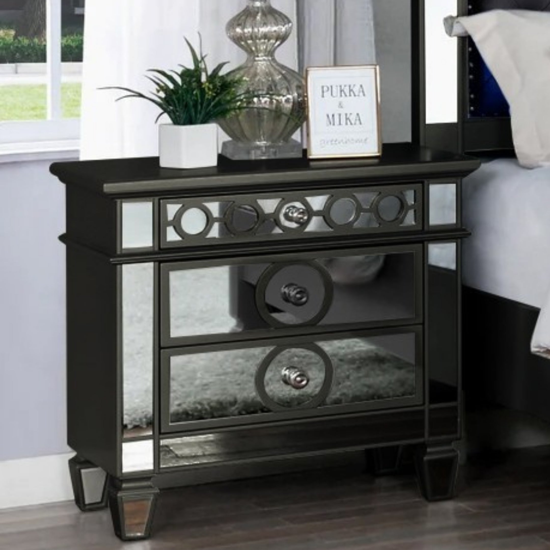 glamora-queen-bedroom-black_04