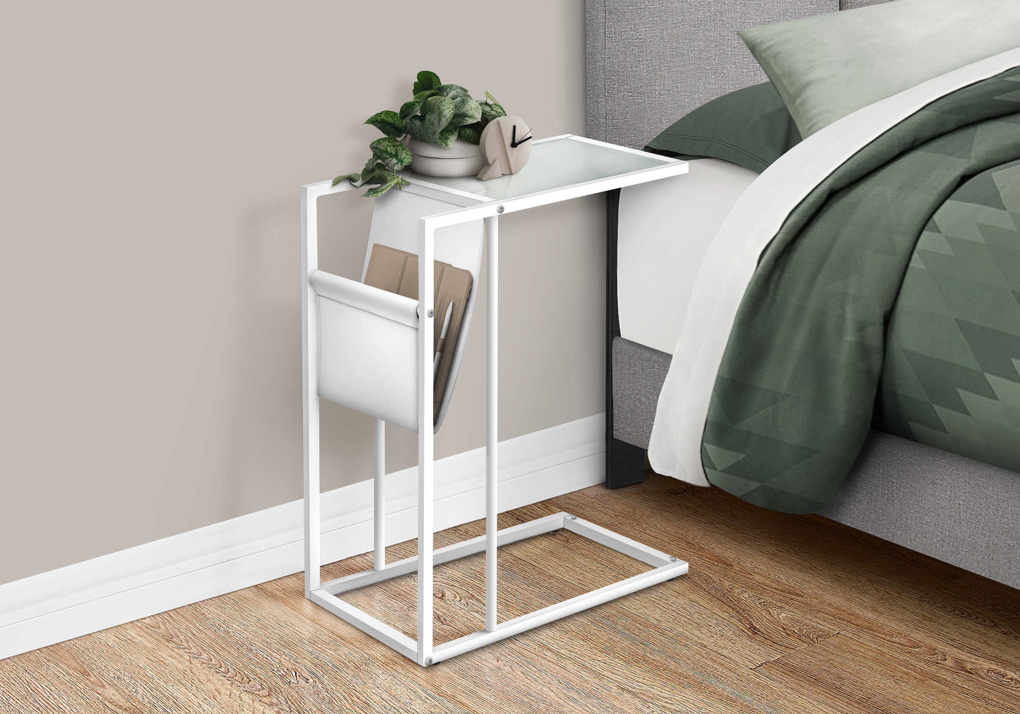 NIGHTSTAND - WHITE / WHITE METAL WITH A MAGAZINE RACK #I 3067