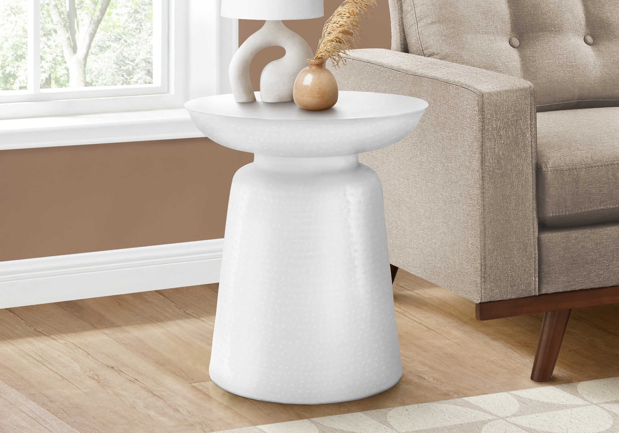 TABLE D'APPOINT - 22"H / EXTRÉMITÉ DE TAMBOUR EN MÉTAL TEXTURÉ BLANC #I 3917