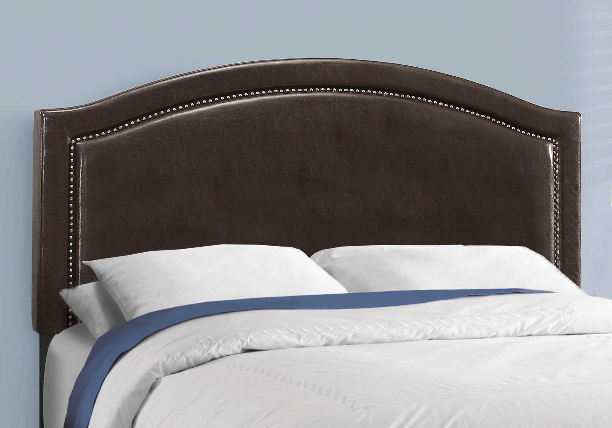 BED - QUEEN SIZE / BROWN LEATHER-LOOK WITH BRASS TRIM # I 5938Q