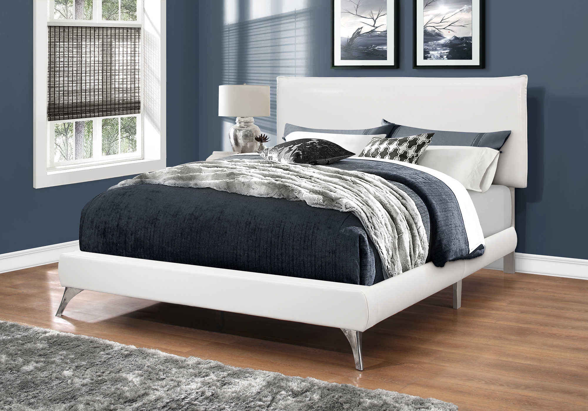 BED - QUEEN SIZE / WHITE LEATHER-LOOK WITH CHROME LEGS # I 5953Q