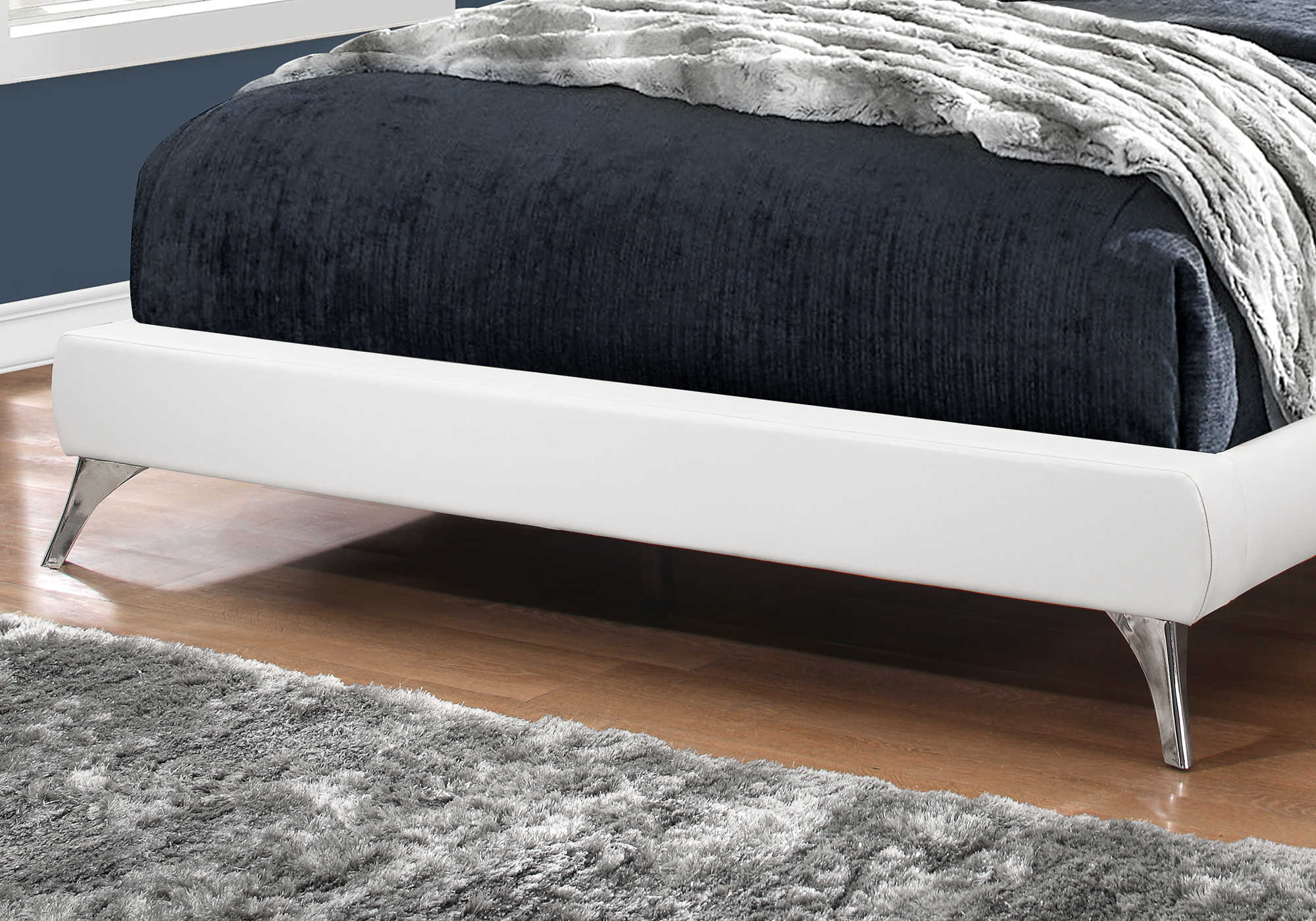 BED - QUEEN SIZE / WHITE LEATHER-LOOK WITH CHROME LEGS # I 5953Q