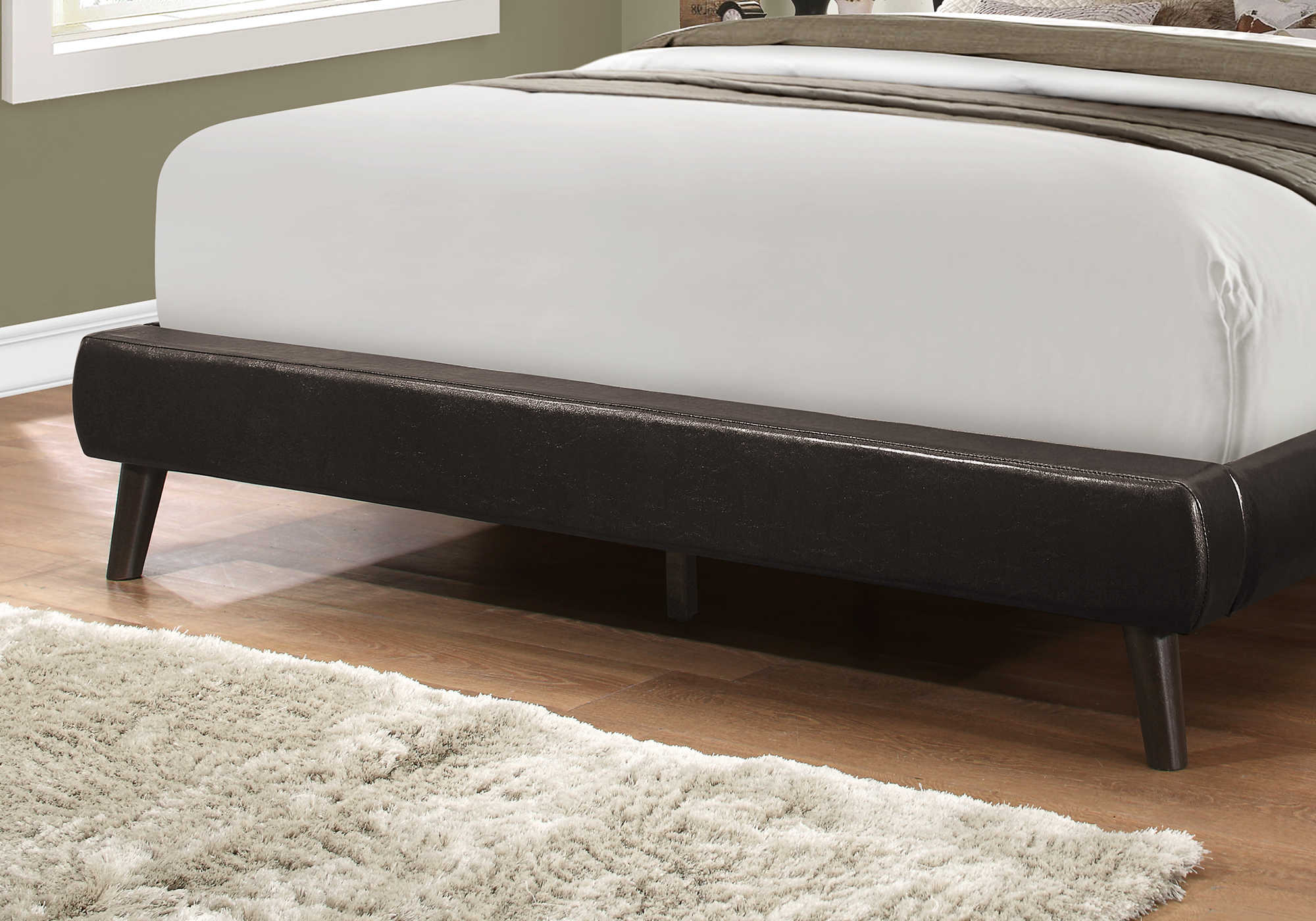 BED - QUEEN SIZE / BROWN LEATHER-LOOK WITH WOOD LEGS # I 5982Q