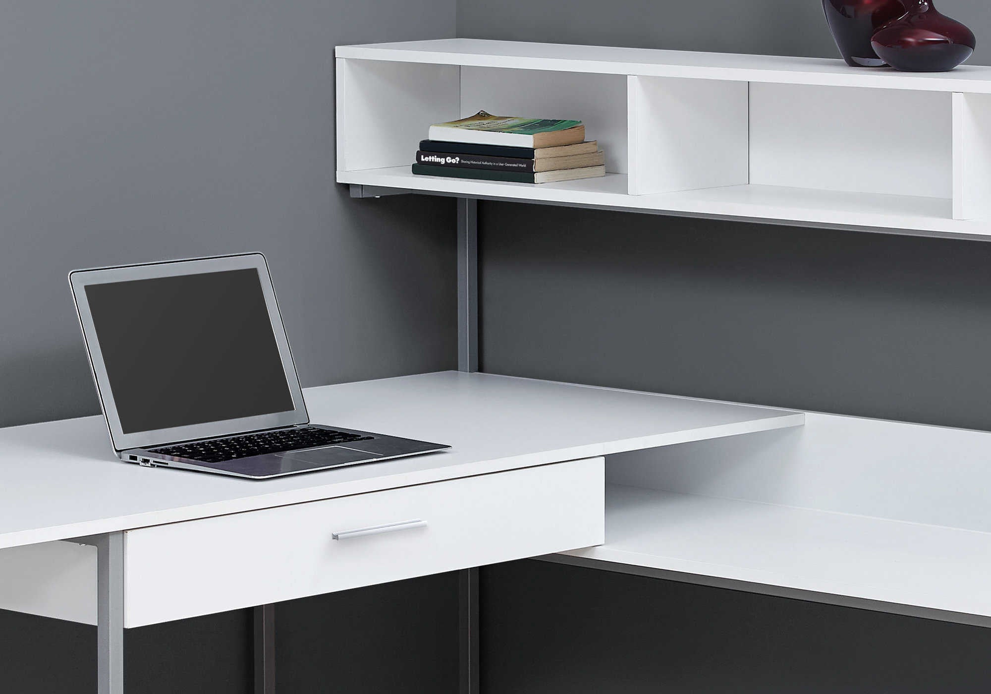 COMPUTER DESK - WHITE / SILVER METAL CORNER # I 7162