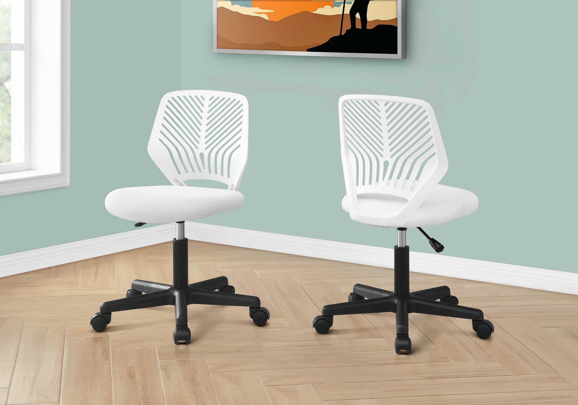 OFFICE CHAIR - WHITE JUVENILE / BLACK BASE ON CASTORS # I 7338